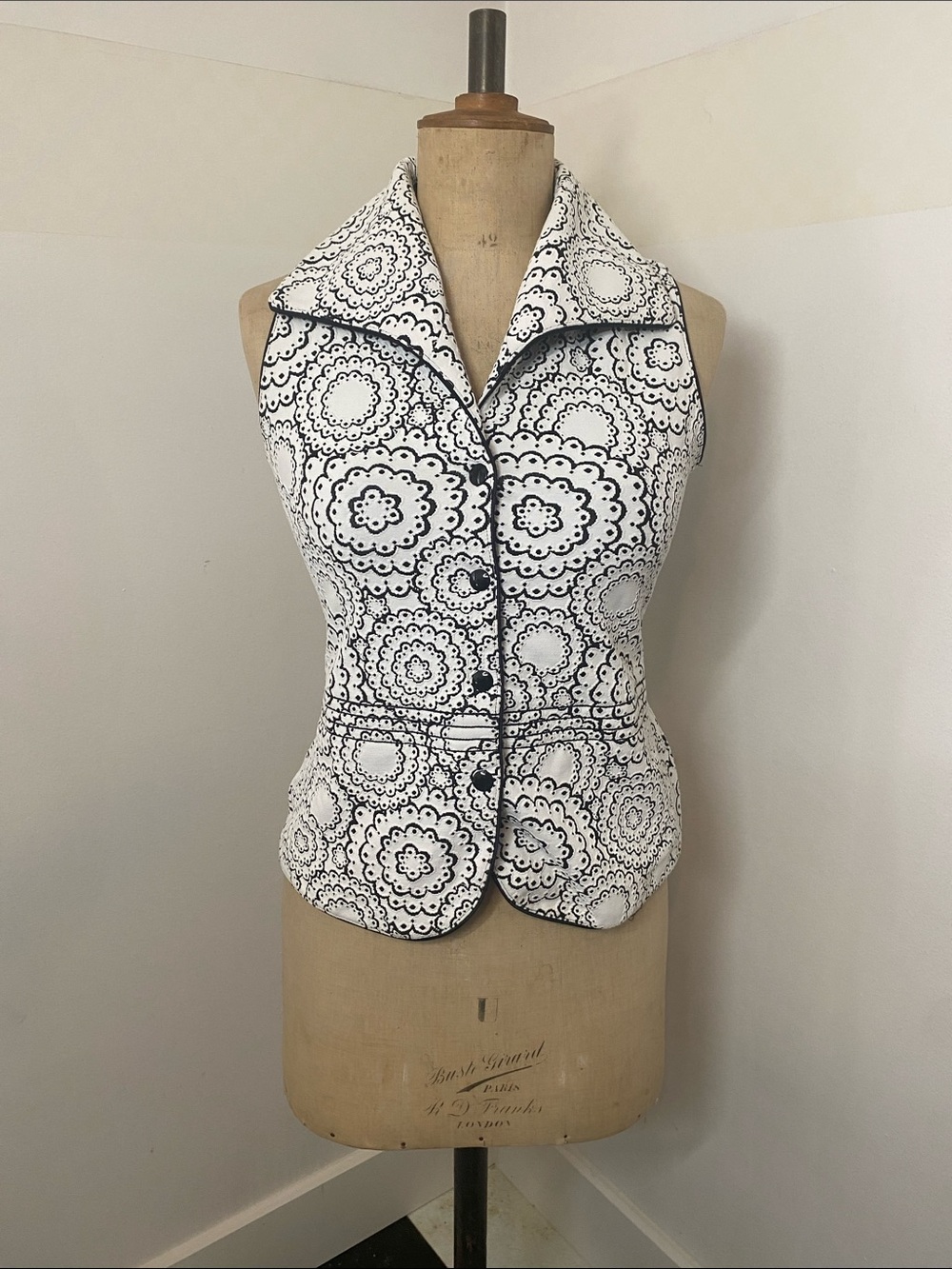 Vintage Joseph Ribkoff Canada Black & White Medallion Sleeveless Jacket | Size 6